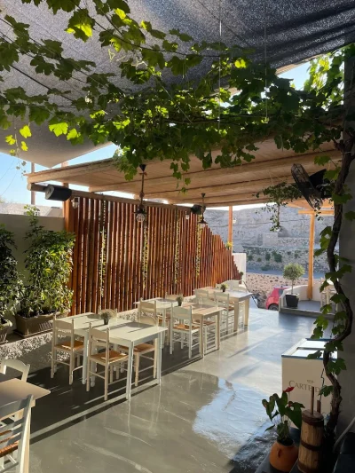 SUZI’S FAMILY TAVERN – JORGJI SUZANA SOTIR – ΒΛΥΧΑΔΑ ΣΑΝΤΟΡΙΝΗ ΚΥΚΛΑΔΕΣ
