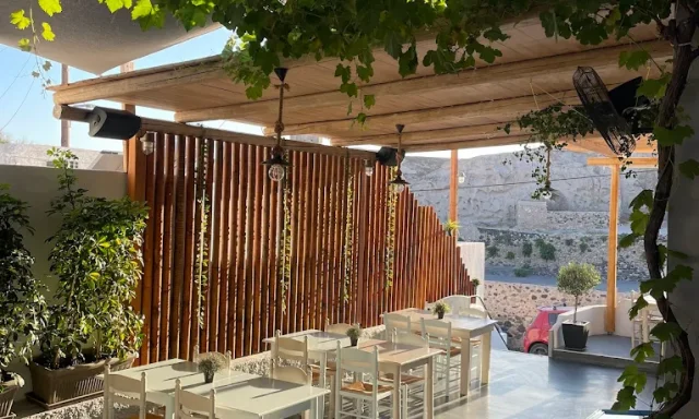SUZI’S FAMILY TAVERN – JORGJI SUZANA SOTIR – ΒΛΥΧΑΔΑ ΣΑΝΤΟΡΙΝΗ ΚΥΚΛΑΔΕΣ