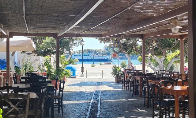 ΜΠΟΥΛΑΖΕΡΗΣ ΣΤΥΛΙΑΝΟΣ – ΕΣΤΙΑΤΟΡΙΟ ΠΑΤΕΡΟΝΗΣΟ ΤΟ ΠΑΡΑΔΟΣΙΑΚΟ – ΟΙΝΟΥΣΣΕΣ ΧΙΟΥ